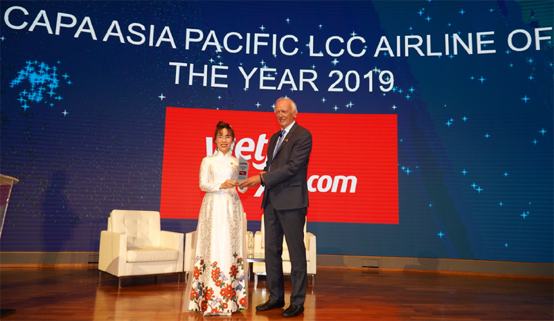 CEO Vietjet Air: “Đừng tiết kiệm ước mơ và không lãng phí thì giờ” CEO Vietjet Air: “Đừng tiết kiệm ước mơ và không lãng phí thì giờ”