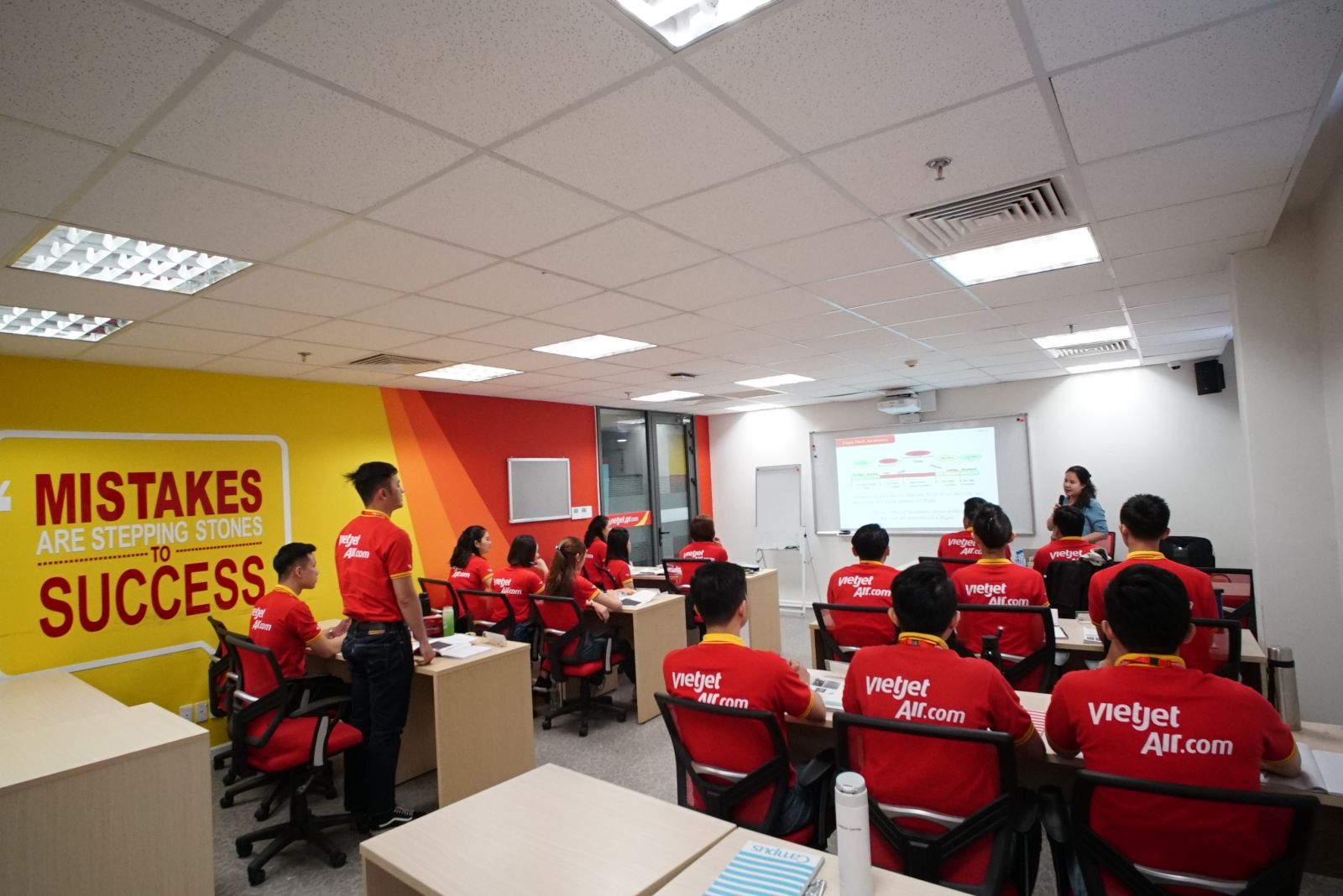 CEO Vietjet Air: “Đừng tiết kiệm ước mơ và không lãng phí thì giờ”