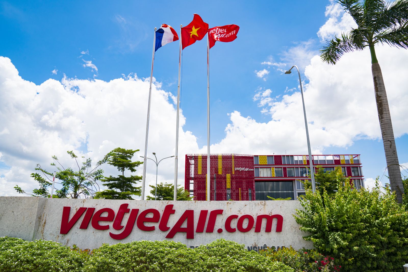 CEO Vietjet Air: “Đừng tiết kiệm ước mơ và không lãng phí thì giờ”