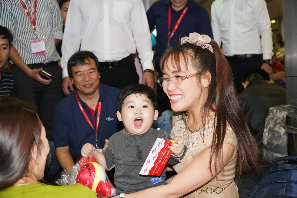 CEO Vietjet Air: “Đừng tiết kiệm ước mơ và không lãng phí thì giờ” CEO Vietjet Air: “Đừng tiết kiệm ước mơ và không lãng phí thì giờ”