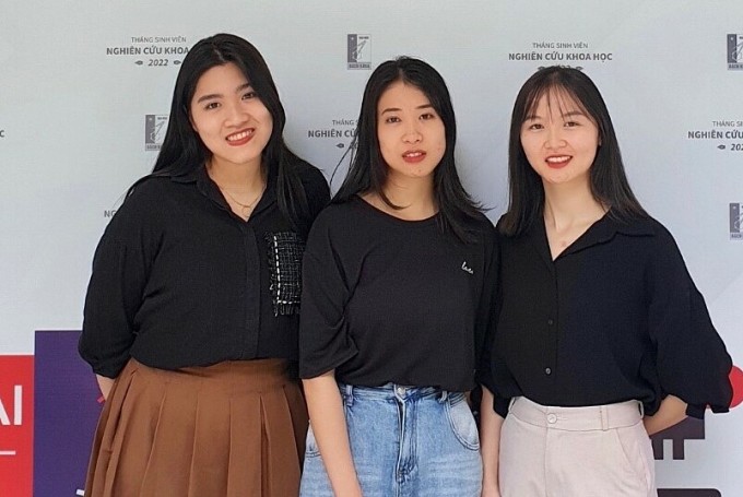 Sinh viên Đại học Bách khoa thành công biến vỏ sầu riêng thành vật liệu thu hồi dầu tràn Sinh viên Đại học Bách khoa thành công biến vỏ sầu riêng thành vật liệu thu hồi dầu tràn