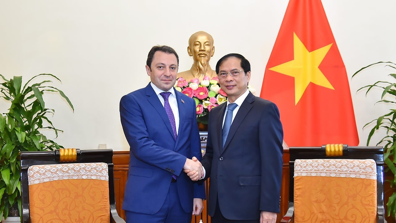 Bộ trưởng Ngoại giao Bùi Thanh Sơn tiếp xã giao Thứ trưởng Ngoại giao Azerbaijan